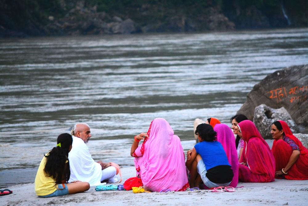 lekce jógy na břehu Gangy