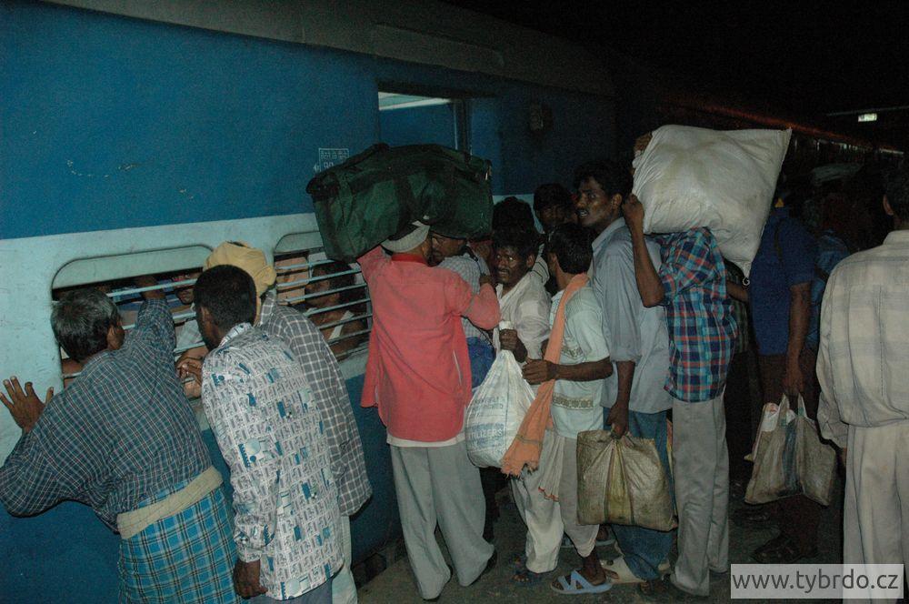 2S – Second class - indická železnice