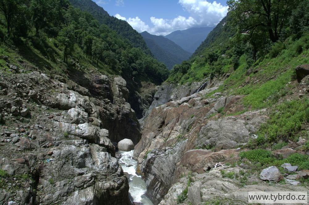 Řeka Mandakini a údolí vedoucí ke Kedarnath