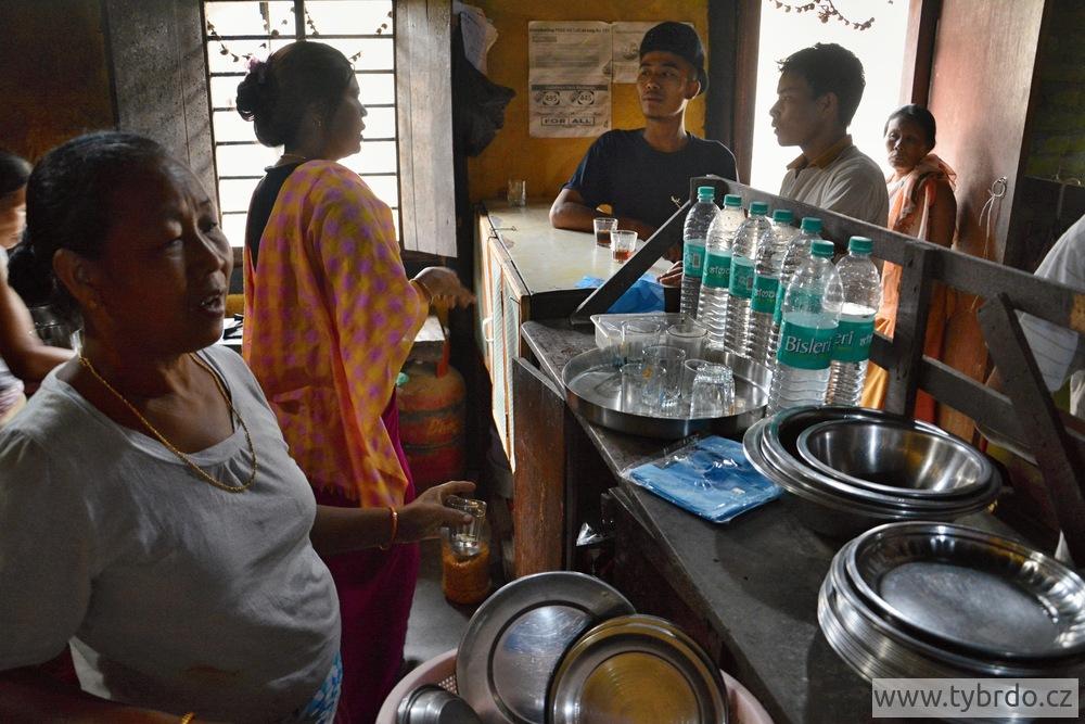 Většina hostů popíjela u pultu po skleničkách nebo po celých litrech. Manipur