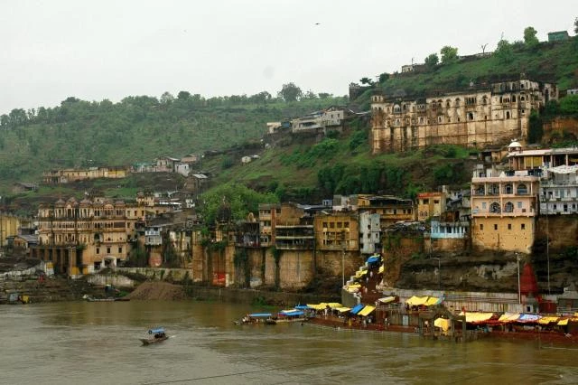 Omkaréšvar - poutní místo na řece Narmadě