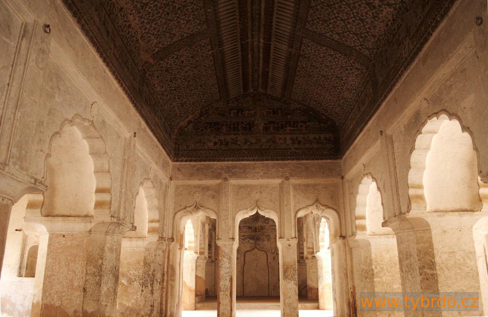 Stěny Raja Mahalu byly vyzdobeny výjevy z života Krišny