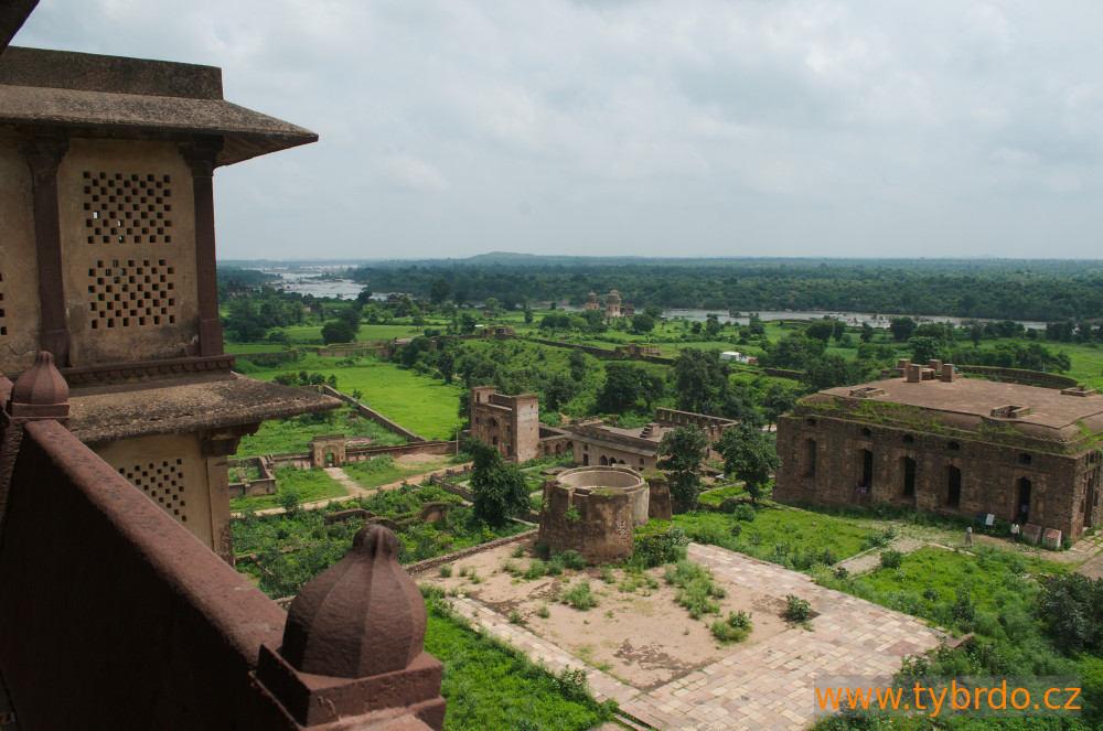 Výhled do krajiny z teras Jahangir Mahalu