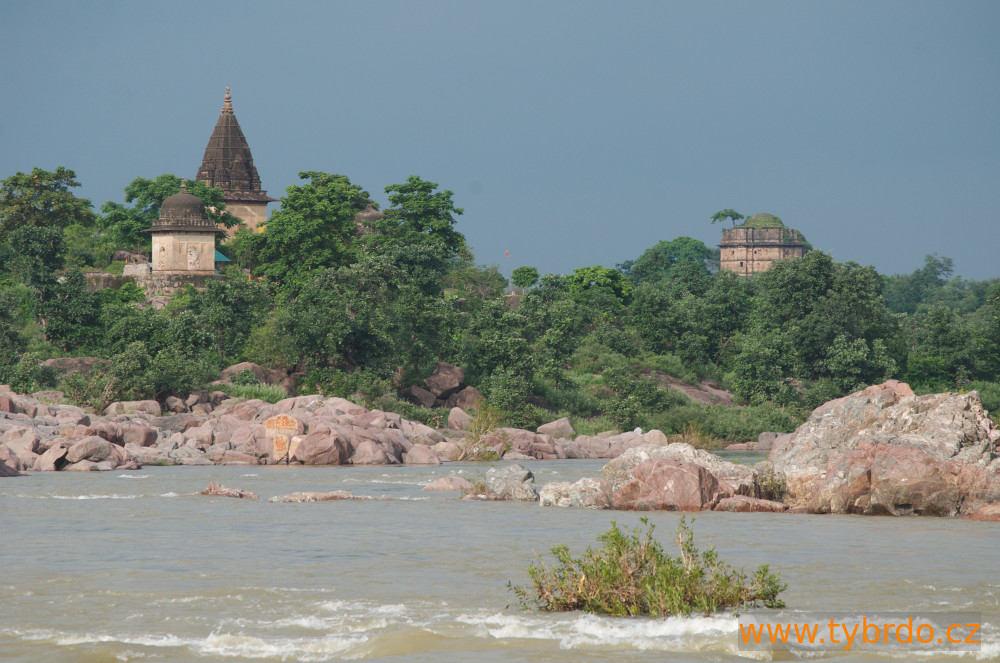 Některé chrámy a paláce leží i na protějším břehu řeky
