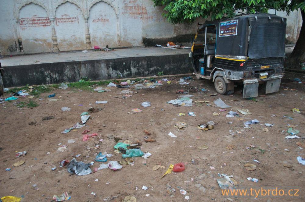 hory odpadků jsou běžným jevem na indických ulicích