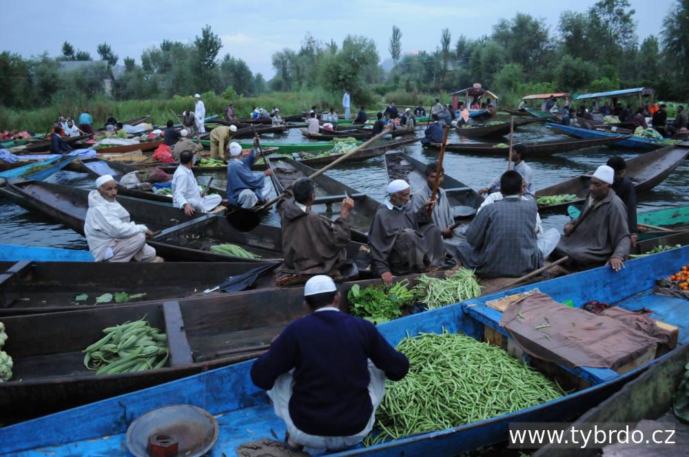 Ranní zeleninový trh na jezeře Dal