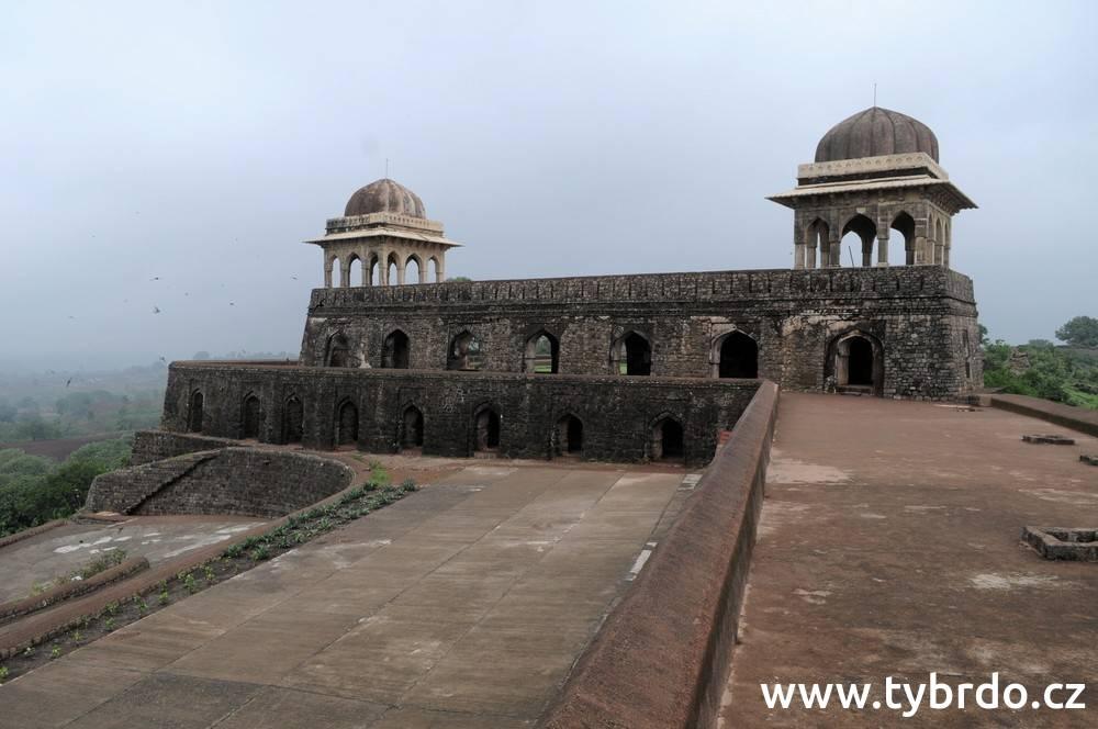 Pevnost Mandu: život mezi paláci a chatrčemi
