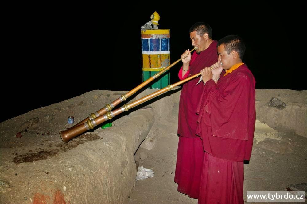 Po večeři vyšlo několik mnichů na nejvyšší střechu a troubilo na rituální trouby. 