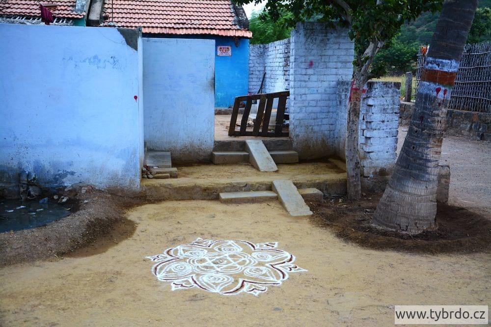 obrazce kolam na zápraží domů v Tamilnádu