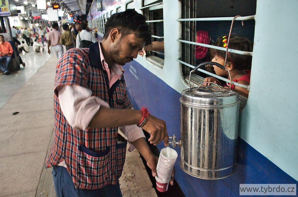 prodavač čaje - indická železnice