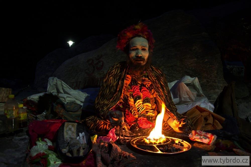 Sádhu při večerní bohoslužbě před chrámem v Kedarnath