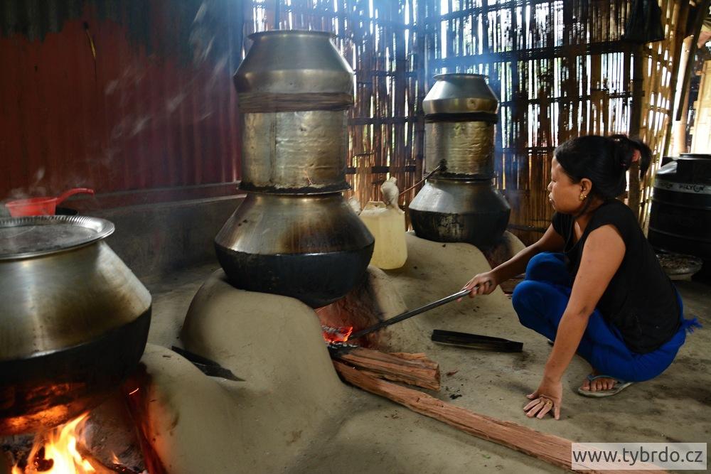 destilace rýžové pálenky v indickém Manipuru
