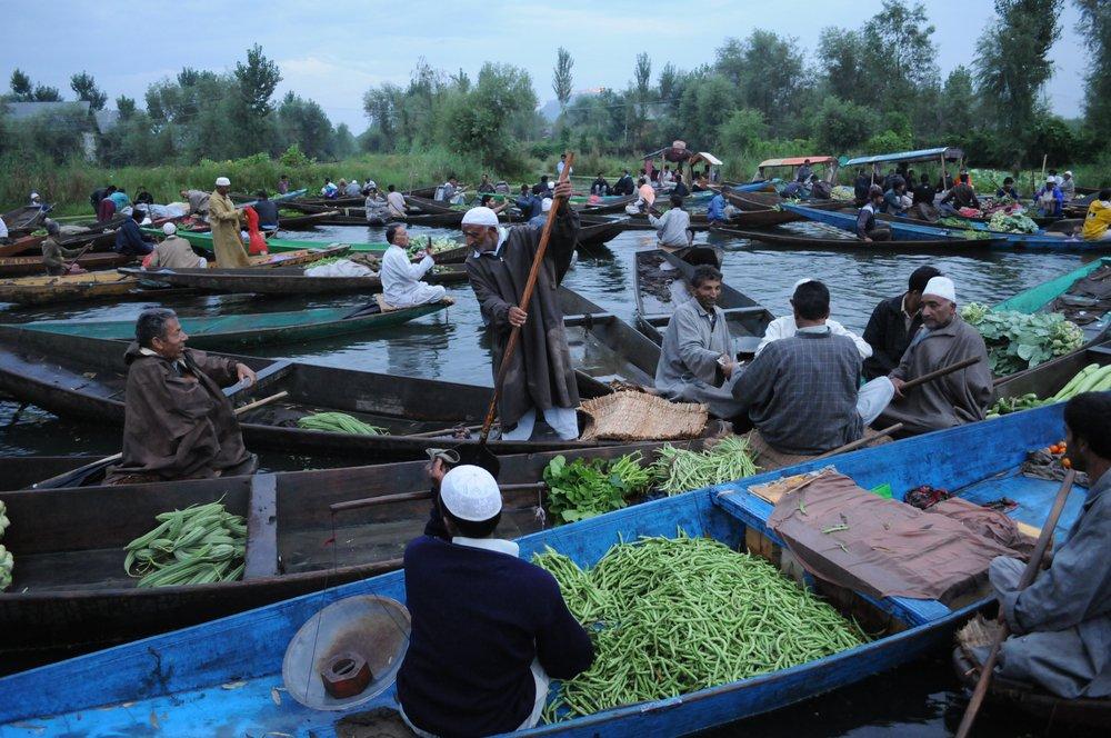 Plovoucí trh se zeleninou na jezeře Dal ve Srinagaru